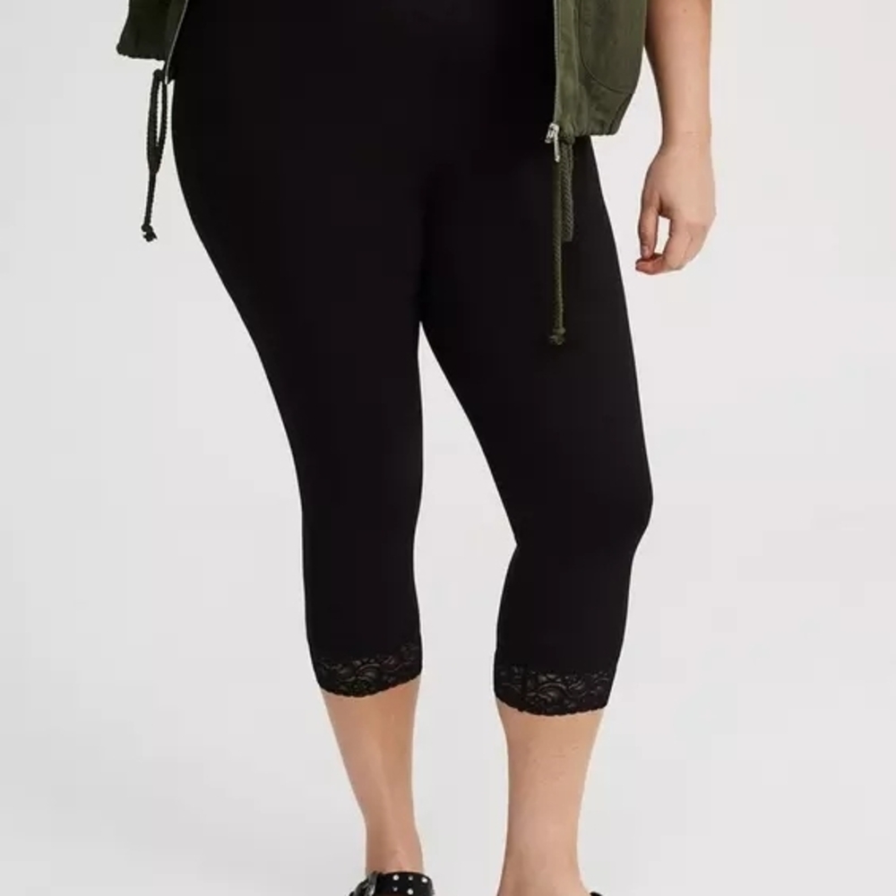 Torrid Black Cropped Capris with Lace Trim Plus Size 4